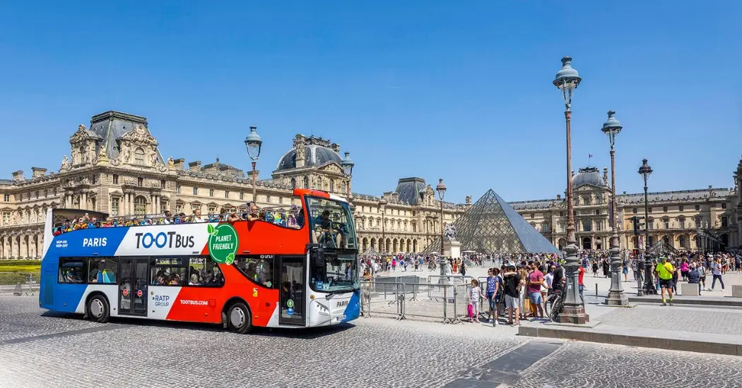 _tootbus-louvre-glass-pyramid